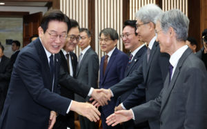靑, 조희대 '재제청 거부'에 하루 두 차례 반박
