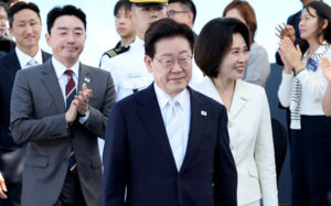 李 "남에 기대면 안보 흔들려" 자주국방 강조