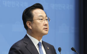 與 "멈춰 선 남북대화 다시 시작해야"