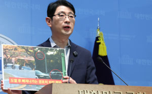 "李, 대구사고 때 골프"…靑 "정치활용 유감"