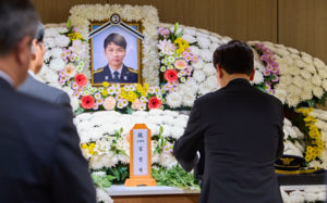 李, '부천 공장 화재' 순직 소방관 빈소 조문
