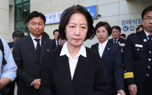 추미애 '재정 빨대' 발언 사과에도 논란 지속
