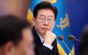 靑 "李 '52시간 특례"…시행령 개정 단정 아냐"