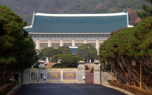 靑, 김정은 깜짝 방중에 "동향 면밀히 주시"