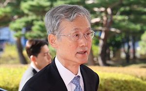 與 "조희대 탄핵 추진보다 국조가 합리적"
