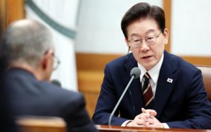 與 "李 SNS 소통, 보완 필요"…靑 참모 역할 주문