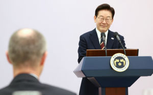 李 SNS 공방…與 "왜곡 도넘어" 野 "품격 포기했나"