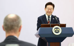 李 SNS 공방…與 "진의 왜곡" 野 "품격 포기"