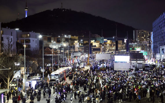 '尹 체포' 불발에 한남동 두쪽 찬반집회 사이 고성 오가기도