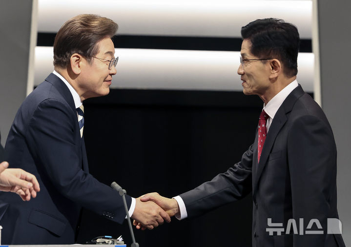 김문수 "부패 뿌리 뽑아야" 이재명 "내란 사태 심판을"