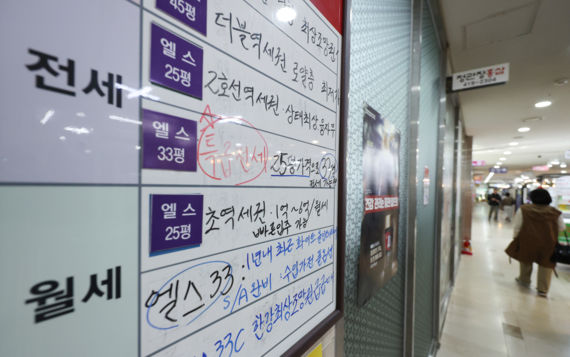 씨 마른 전세탓에 월세로… 세입자 주거비 부담 가중