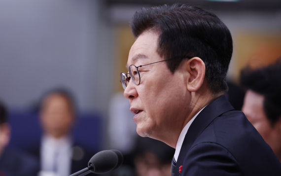 李 "北 노동신문 개방해도 돼 빨갱이 될까 차단? 국민 폄하"