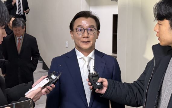 전재수 14시간 경찰조사 종료 "금품 수수 없었다" 혐의 부인