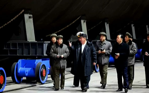 &nbsp;김정은, 8700t급 핵잠 현지 지도 "한국 핵잠은 반드시 대응할 위협"