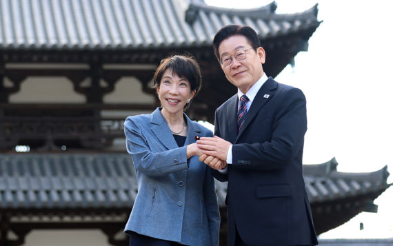 한일 셔틀외교 정착·과거사 진전 중일 갈등속 '전략적 균형' 다졌다