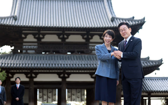 李·다카이치 '친교의 시간' 호류지 거닐며 '산책 외교'