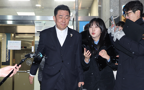 '공천헌금' 수사망 좁히는 경찰 &nbsp;김병기 부부 등 5명 출국금지