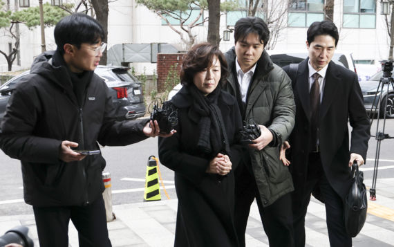 &nbsp;김경 시의원, 경찰 조사서 "강선우 보좌관이 먼저 돈 제안"