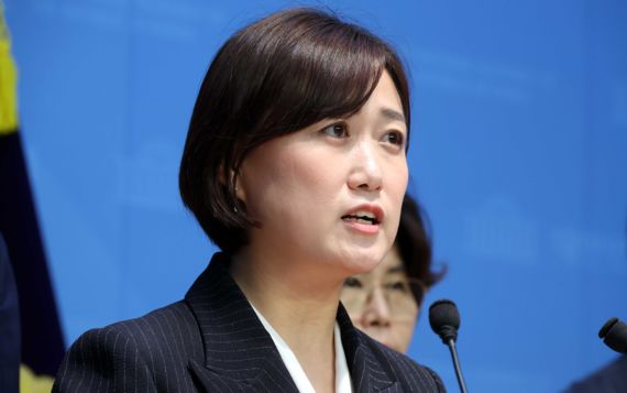 尹 1심 징역 5년 선고에 민주 "형량 턱없이 부족"