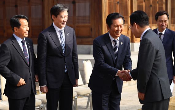 '원팀 강조' 李-與지도부 만찬 "반명" 농담에…鄭 "모두 친명"