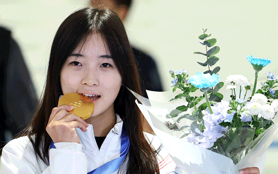 '설상 첫 金' 들고 귀국한 최가온 "할머니 육전 가장 먹고 싶어요"