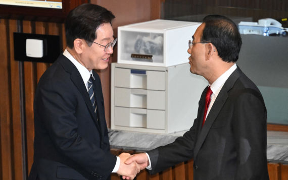 李 "여야 손잡고 나아가자" 국힘 의원들과 대화·악수