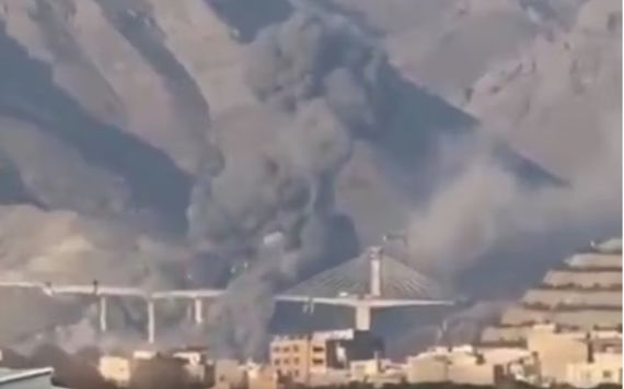 트럼프, 이란 교량 폭격영상 게시 "협상 안 하면 많은 일 뒤따를 것"