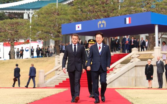 李대통령, 마크롱 공식 환영식 소인수회담 이어 확대정상회담