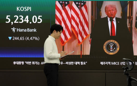 트럼프, 주말마다 폭탄발언 손쓸 틈 없는 투자자 '사색'