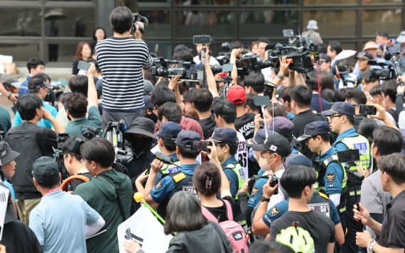 여당 의원들도 발길 돌렸다 '개표소 봉쇄' 시위 13일째