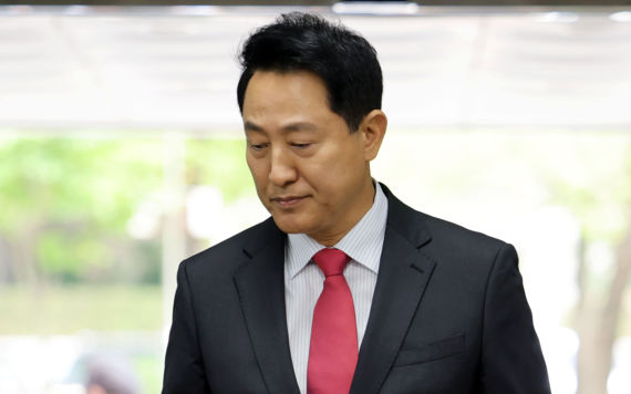 오세훈, 검사 향해 "떳떳하십니까" '여조비 대납' 징역 1년6개월 구형