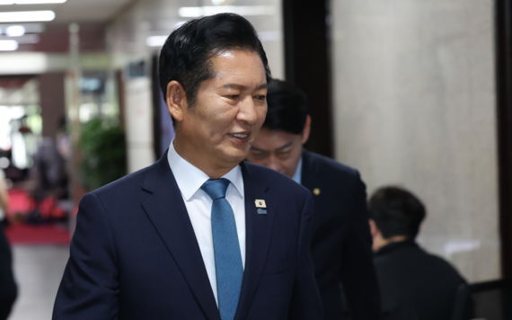 정청래 "李정부 성공해야" 당 대표직 사퇴, 연임 도전