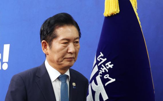 정청래 "李정부 성공해야" 당 대표직 사퇴, 연임 도전