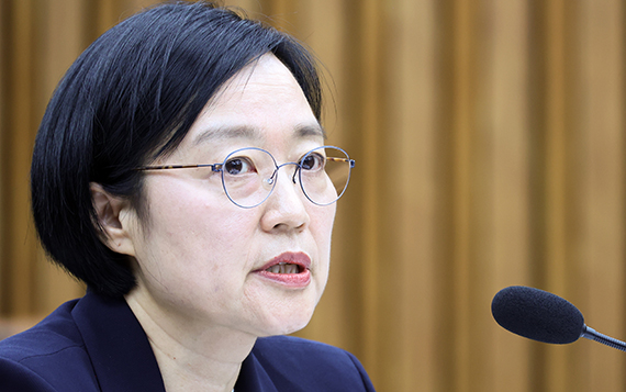 李, 한성숙 국무총리 인준안 재가 20년 만에 두번째 여성총리 탄생