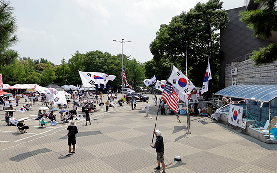 95일 만에 열린 '올공' 경기장 체육단체, 경찰 도움으로 진입