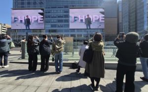 지구촌 아미 집결…BTS 공연 사전 열기 '후끈'