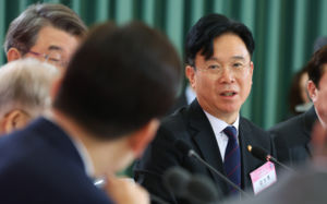 노동장관 "채용 공고서 산업별 임금정보 공개 추진"