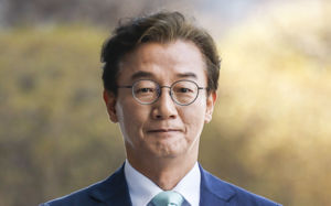 '통일교 금품 의혹' 전재수 18시간 조사 마쳤다