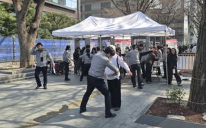 BTS 공연 앞둔 광화문…들어가려면 '검문부터'