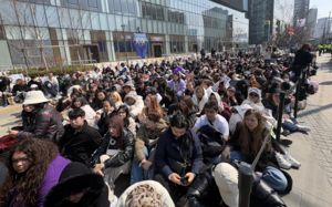 "10시부터 자리 사수"…광화문 '명당' 팬들 장사진