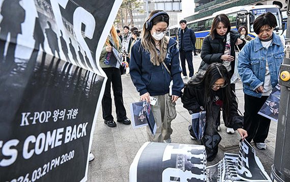 굿즈가 된 신문…BTS 공연 앞두고 '호외'도 인기