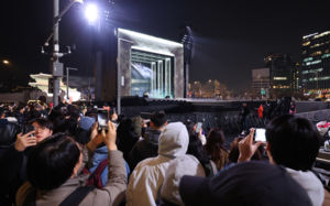 세대·국적 넘어…보랏빛으로 물든 광화문