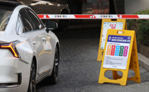 5부제 첫날, 차량 통행 줄고 지하철 붐볐다