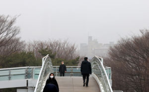 아침 '쌀쌀' 큰 일교차…오후 초미세먼지 '나쁨'