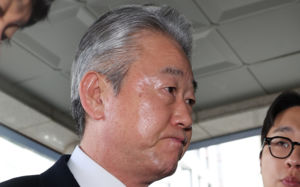 '억대 뇌물수수' 강호동 농협회장 경찰 출석