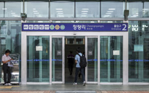 "못 내렸다" 문 열고 선로 진입…1호선 지연