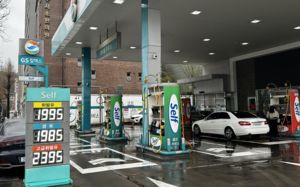 "기름값 내려갈 듯" vs "휴전 유지될까 의문"