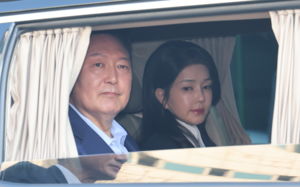 김건희, 尹재판 증인 출석… 첫 법정 대면