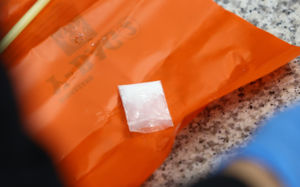 인천공항 입국장 앞 떨어진 마약 발견