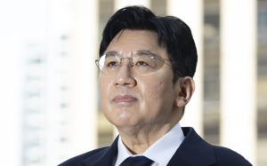 '1900억 부당이득' 방시혁 구속영장…美 '출금해제' 거부